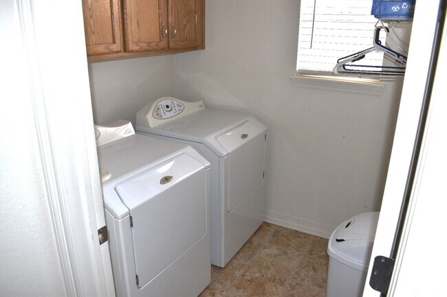 Building Photo - 903 Saddlebrook Ln