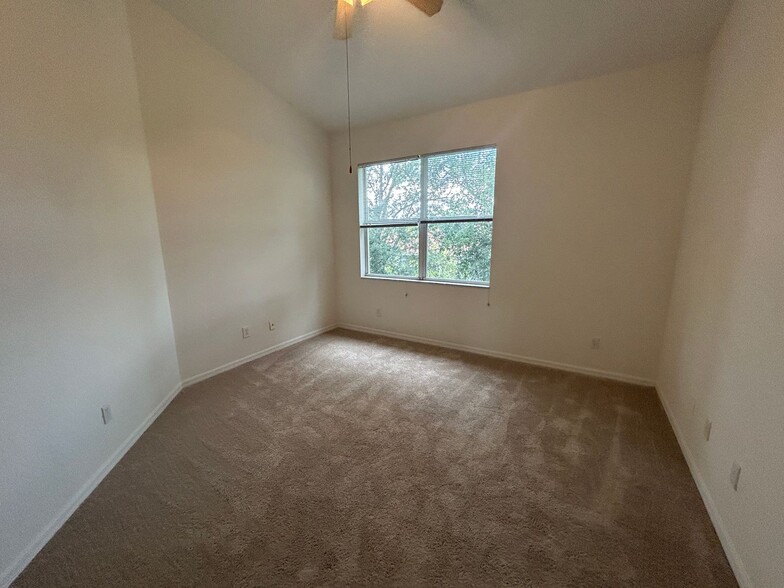 Building Photo - Spacious 3/2  in gated community off Colonial Blvd