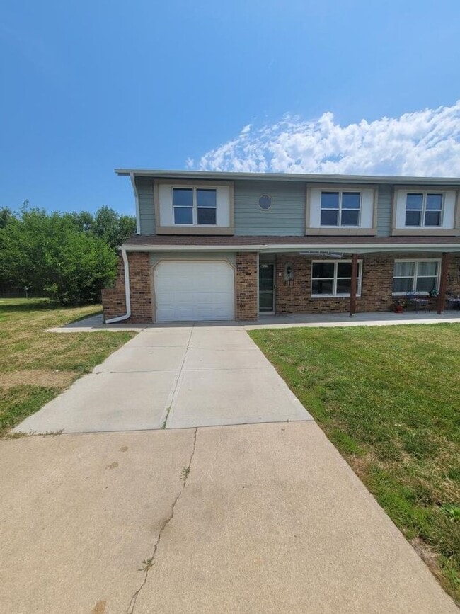 Building Photo - Three Bedroom Townhome!