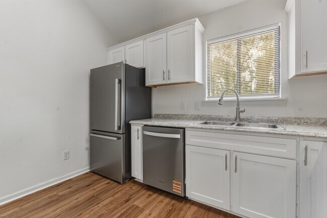 Building Photo - 2900 Woodrich Dr