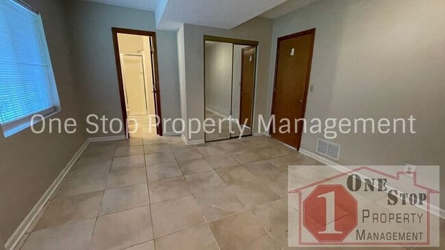 Building Photo - Spacious 3 bedroom, 2 bathroom duplex in K...