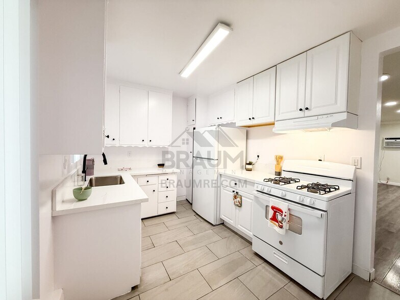 Building Photo - 5917 Laurel Canyon Blvd