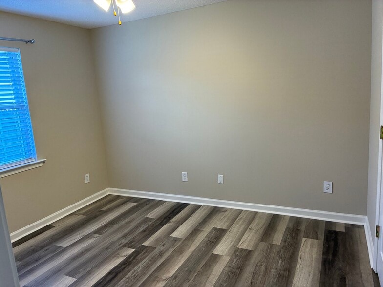 Building Photo - 301 Strawbridge Ln