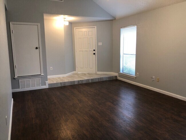 Building Photo - 3/2/2 Great neighborhood!  Move in Ready!