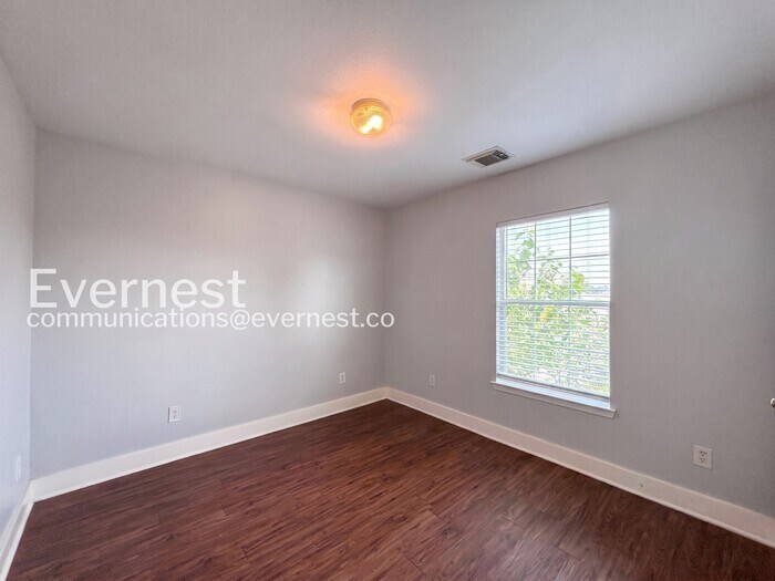 Building Photo - 1043 Grassy View Dr