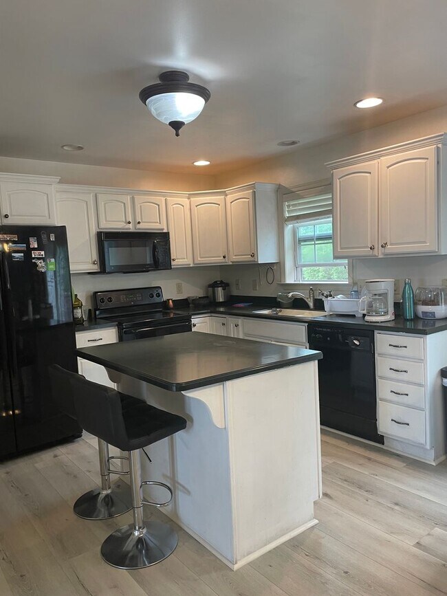 Building Photo - 3 Bedroom Townhome in Mechanicsburg