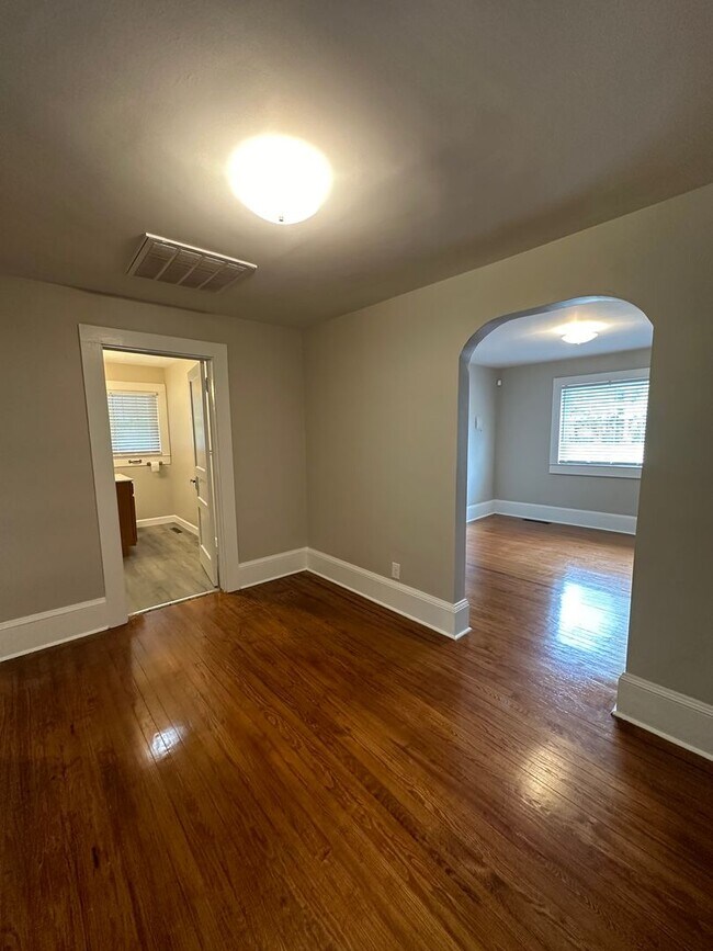 Building Photo - Modernized 3 bed 1 bath house