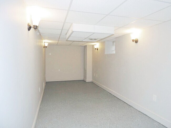Building Photo - 5 Bed - 2 Full Bath Cape Cod for Rent!