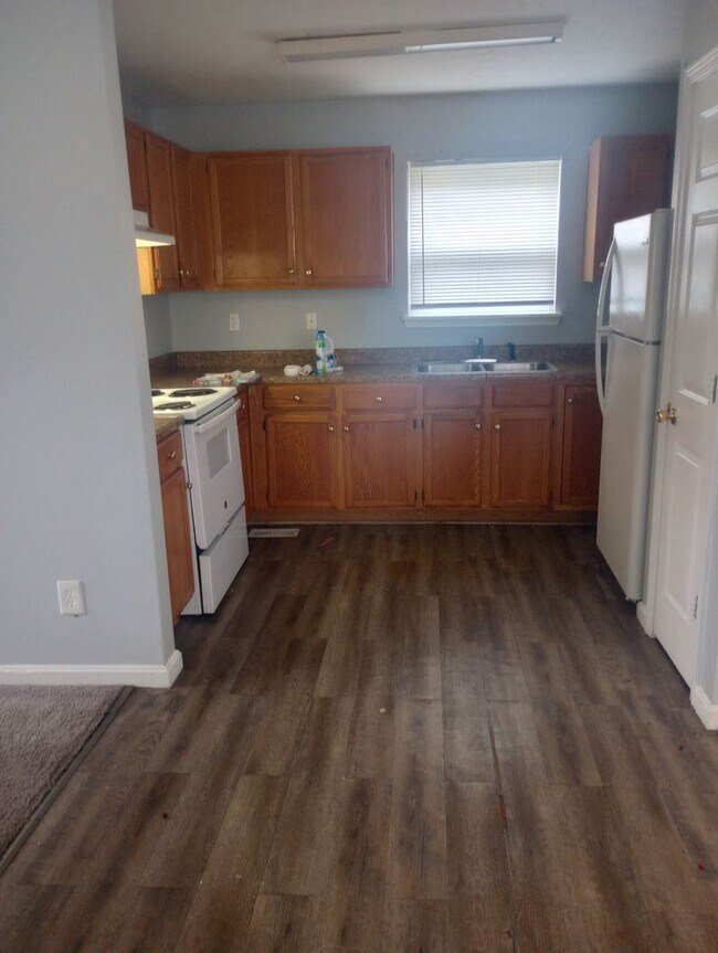 Building Photo - Spacious 3-bedroom Brick House