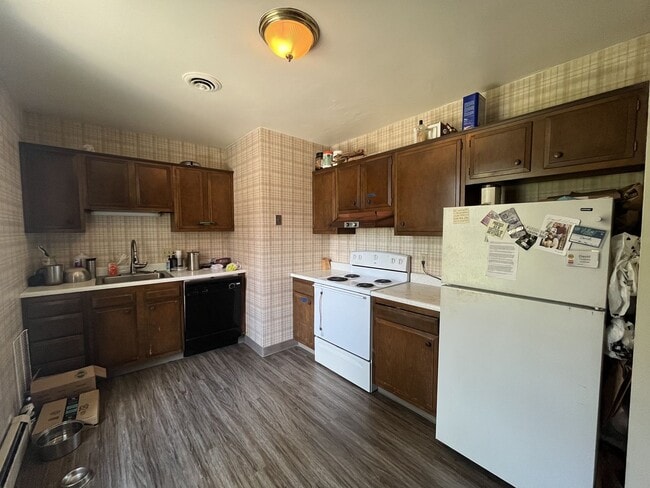 Building Photo - 2BR Carriage House Behind 200 Maple Ave – Water, Sewer & Trash Included!