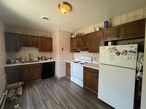 Building Photo - 2BR Carriage House Behind 200 Maple Ave – ...