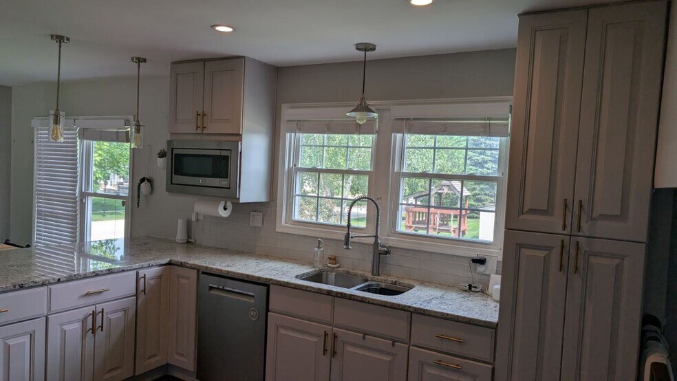 Building Photo - 721 Cutter Ln