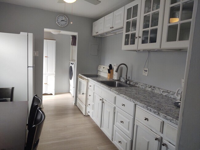 Building Photo - 701 E Beach Ave