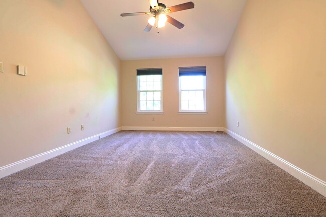 Building Photo - 5 Bed 3.5 Bath Chesterfield Charmer