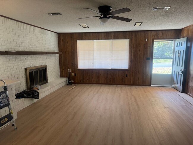 Building Photo - Middle of Town