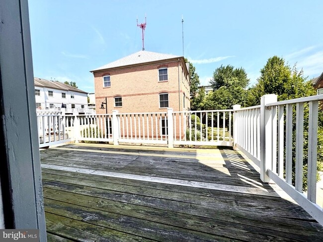 Building Photo - 2062 Clipper Park Rd