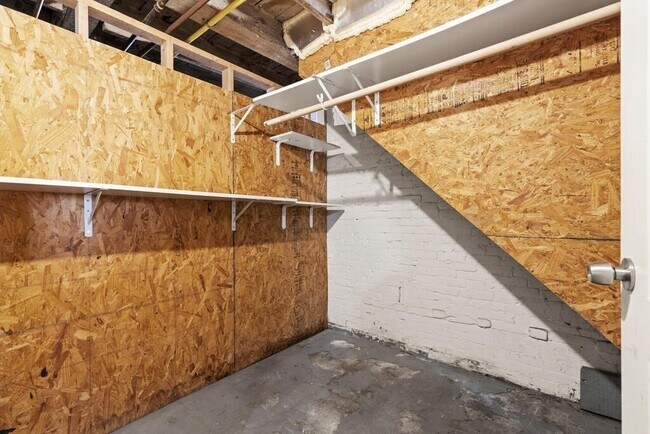 Building Photo - 166 Brooks St