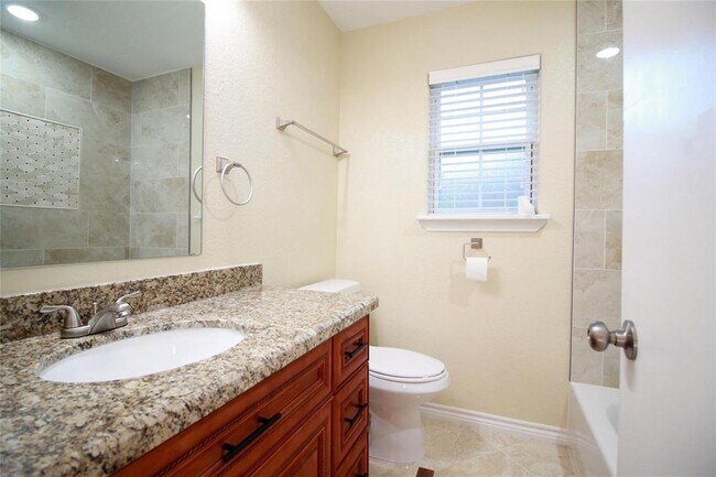 Building Photo - 4523 Donalbain Dr