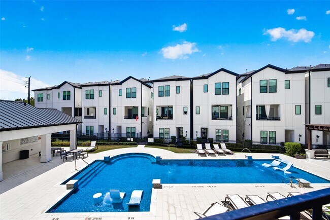 Building Photo - 2812 Grand Fountains Dr