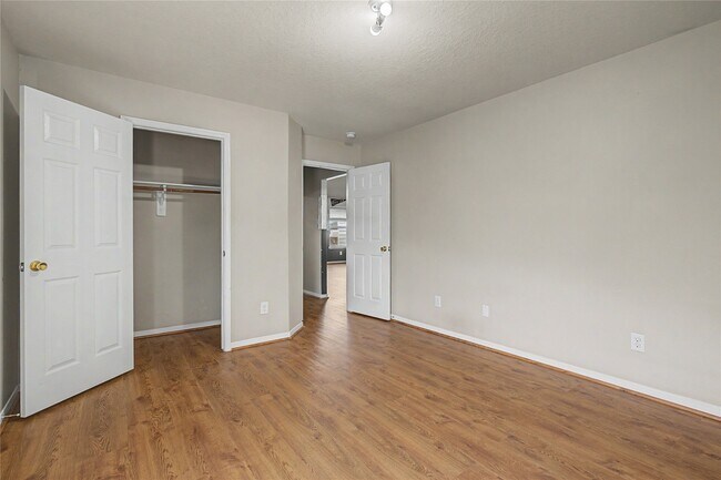 Building Photo - 9947 Valance Way