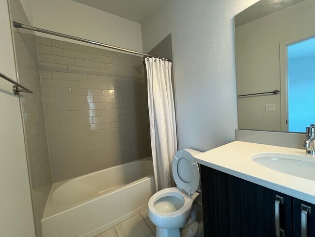 Building Photo - Beautiful Modern Townhouse in North Fort C...