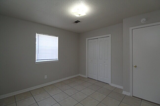 Building Photo - North Pensacola Duplex Near UWF & I-10 – Ready for Immediate Move-In