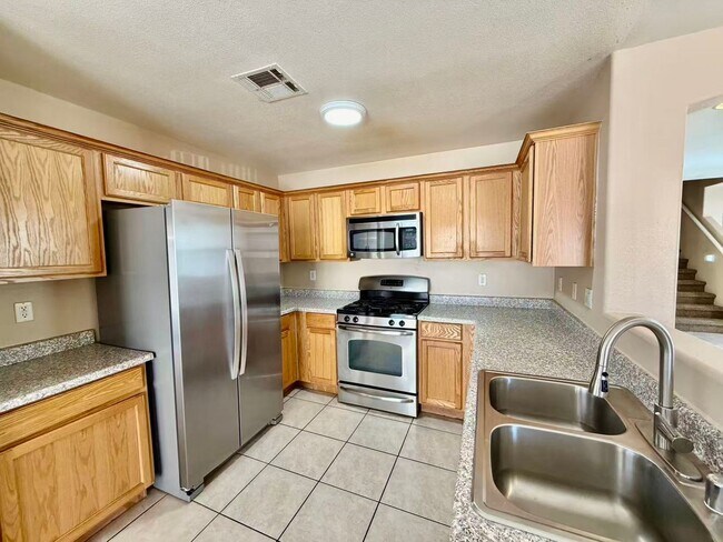 Building Photo - Very nice 2 story single family house