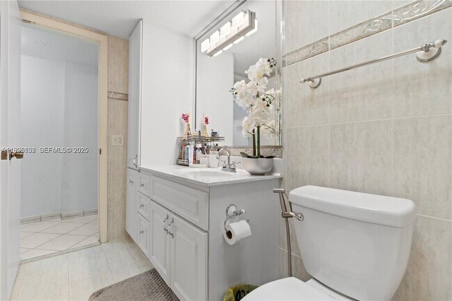 Building Photo - 1810 W 56th St