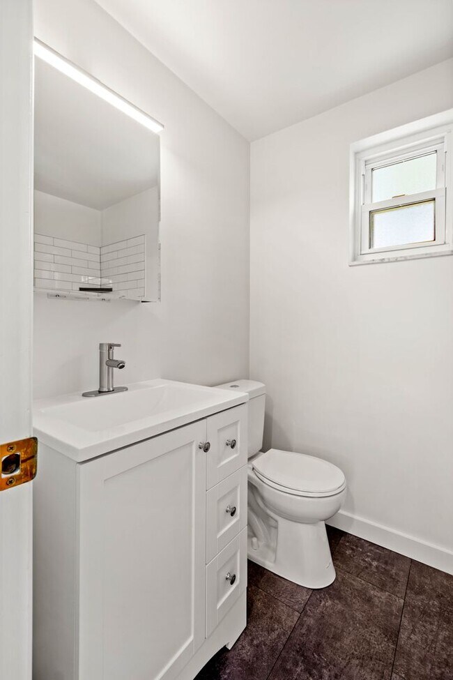 Building Photo - AVAILABLE SEPT 1ST!! GORGEOUS 3 BEDROOM IN...