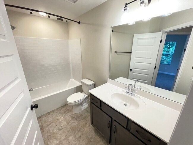 Building Photo - Waterford Village 3 bedroom home