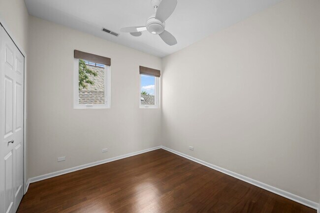Building Photo - 876 N Hermitage Ave
