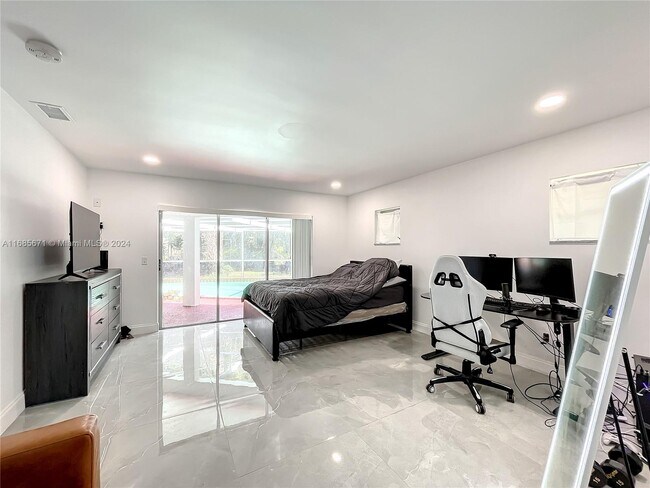 Building Photo - 1751 SW 30th Pl