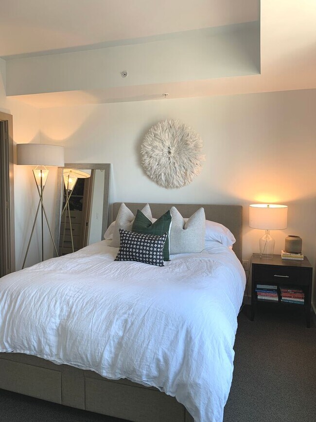 Building Photo - Stunning 1 Bedroom Condo in the Heart of Downtown/South Lake Union!