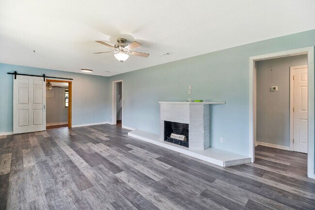 Building Photo - Charming 4 Bedroom Pensacola Rental in a Convenient Location!