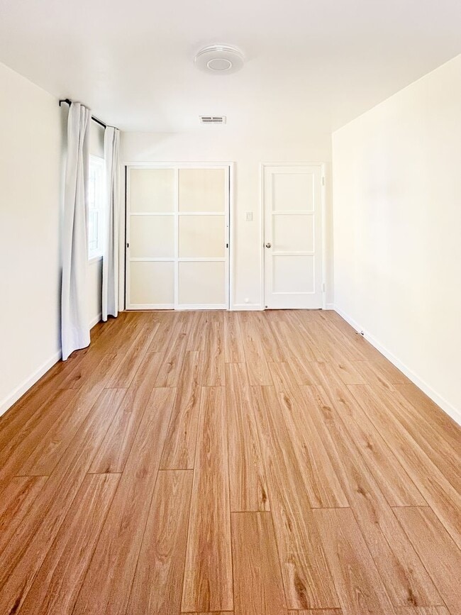 Building Photo - Charming Stand-Alone Home