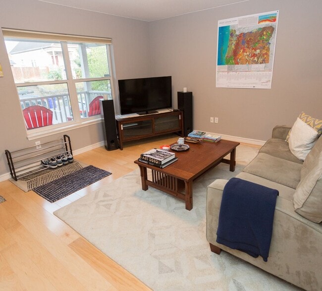 Building Photo - Single family, 3 bedroom, 1.5 bath home ju...