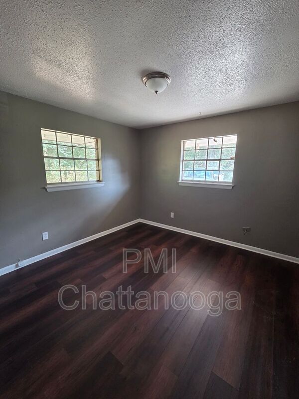 Building Photo - 587 Bandy Ln