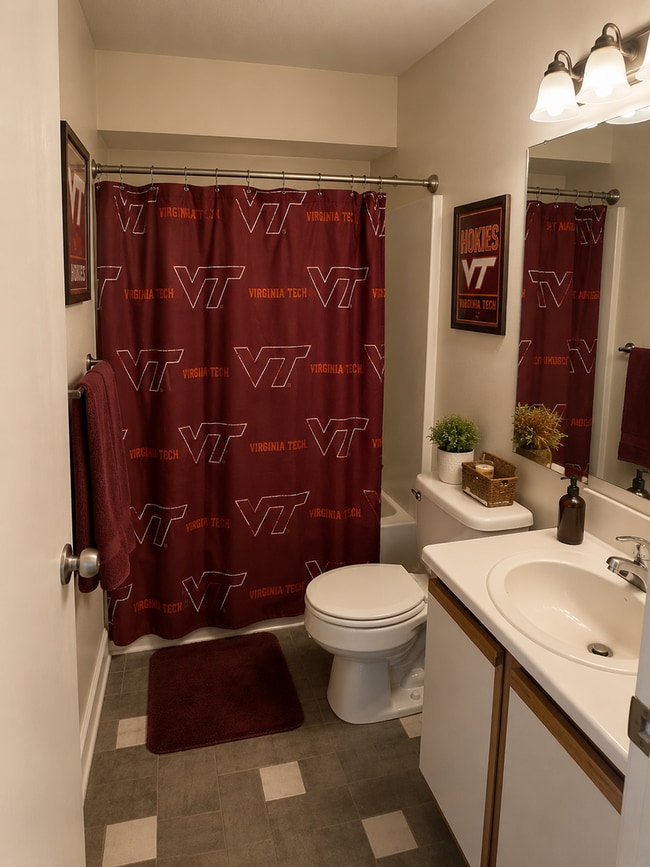 Building Photo - Blacksburg, 3 BR / 2 BA Available August 7