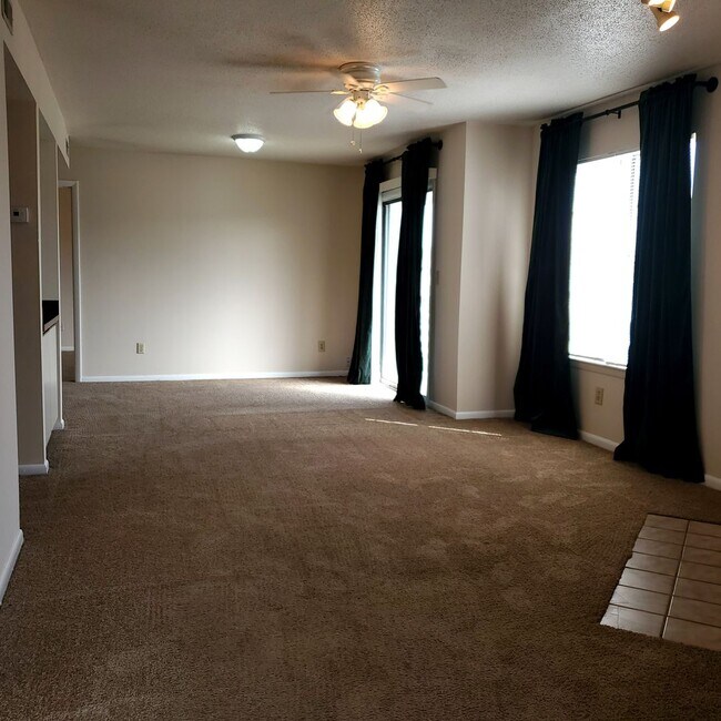 Building Photo - 2 Bedroom, 2 Bath Condo in Virginia Beach