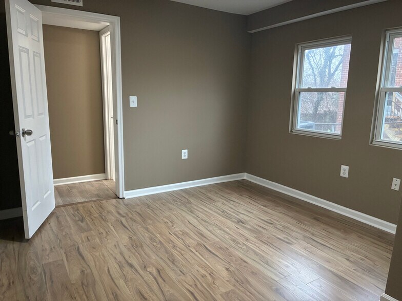 Building Photo - 574 49th Pl NE