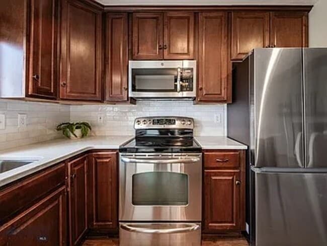 Building Photo - Cute House, Large Yard