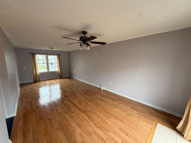 Building Photo - Three Bedroom, Single Family Home Located in Springfield's Pine Point Neighborhood!