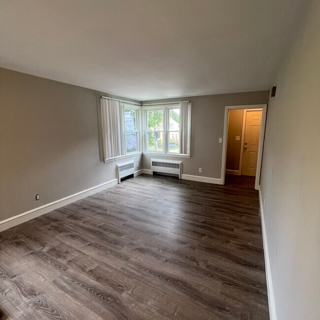 Living - 84 Tyndall Ave