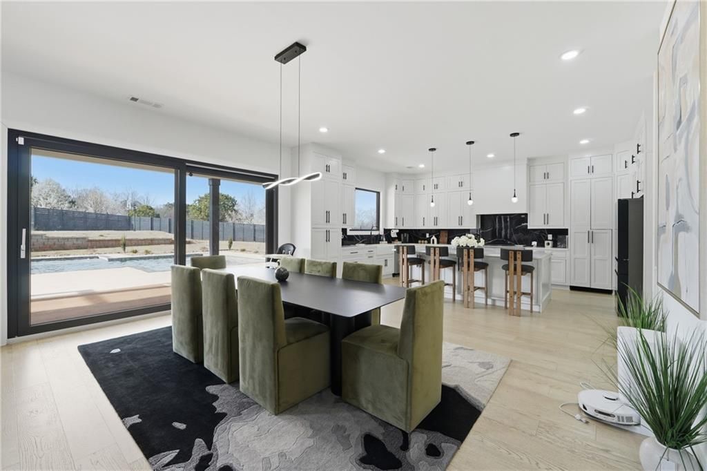 Building Photo - 556 Versailles Dr