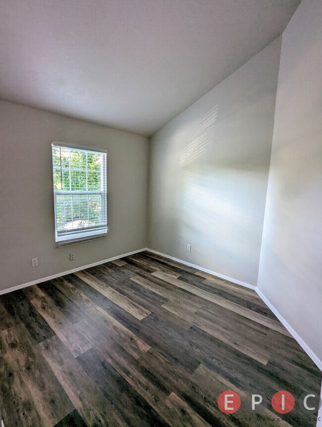 Building Photo - Beautiful Condo in Great Location!