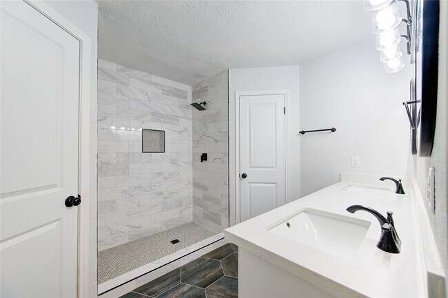 Building Photo - 21319 Park Green Dr