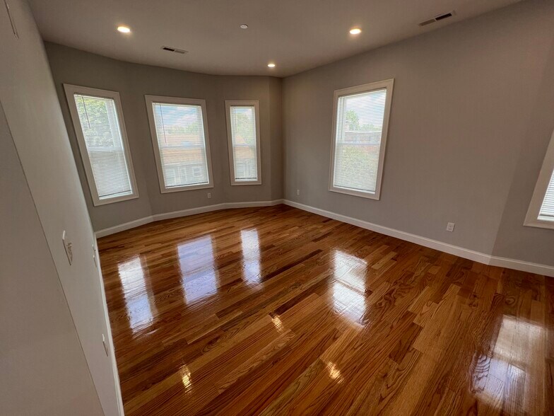 Building Photo - 126 Cross St