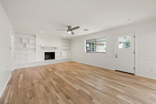 Building Photo - Modern Details and Interiors to a sought-a...