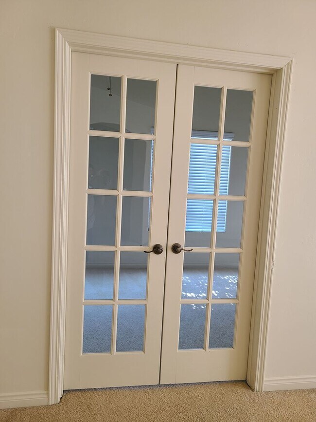 Building Photo - 4/2 bathroom located close to schools, sho...