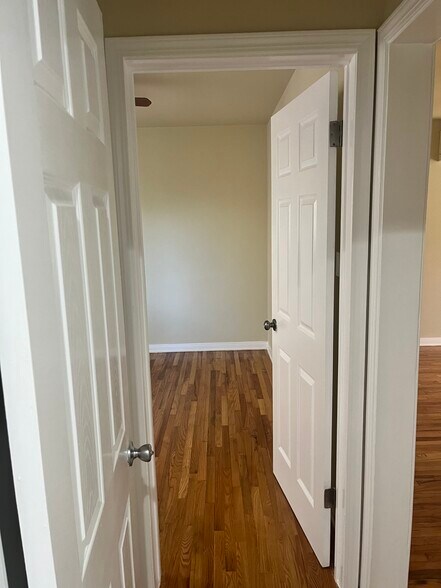 Building Photo - 1391 N Altadena Dr